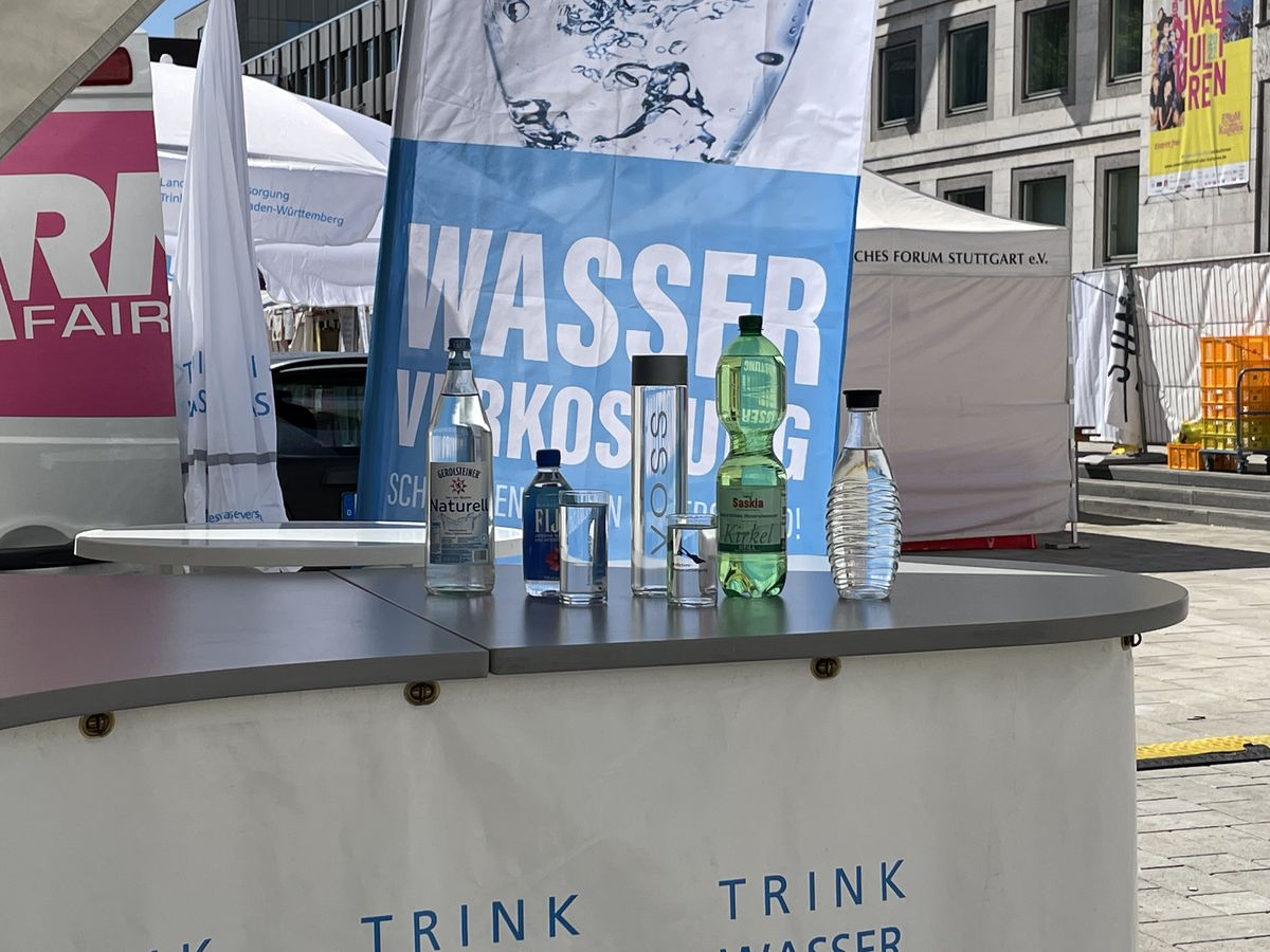 Mehrere Testwässer stehen auf der Theke der Trinkwasserbar