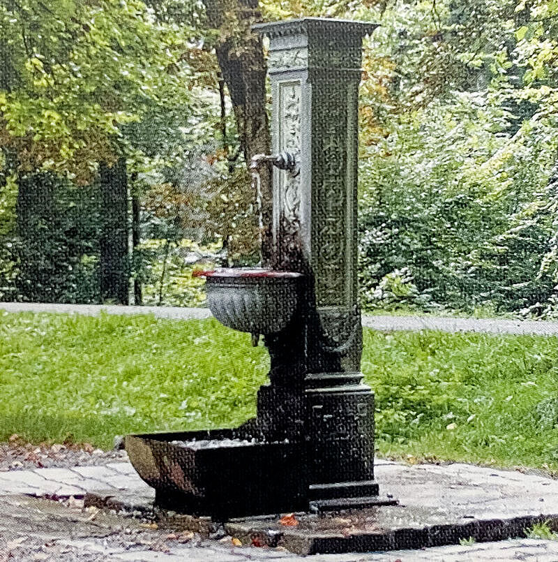 Ein alter Brunnen in einer Parkanlage Ein alter Brunnen in einer Parkanlage