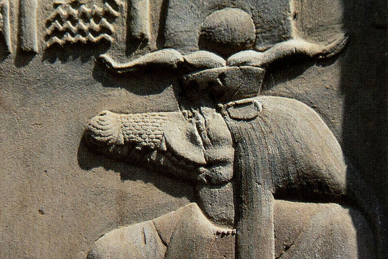 In Stein gemeißeltes göttliches Bild in Gestalt eines Krokodils. In Stein gemeißeltes göttliches Bild in Gestalt eines Krokodils.