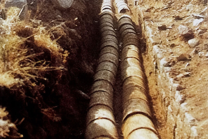 Zwei Tonrohrleitungen unter der Erde Zwei Tonrohrleitungen unter der Erde