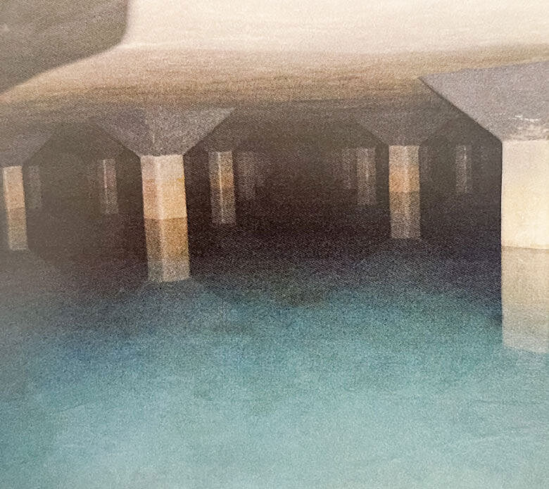 Gefüllter Wasserbehälter mit Säulen Gefüllter Wasserbehälter mit Säulen