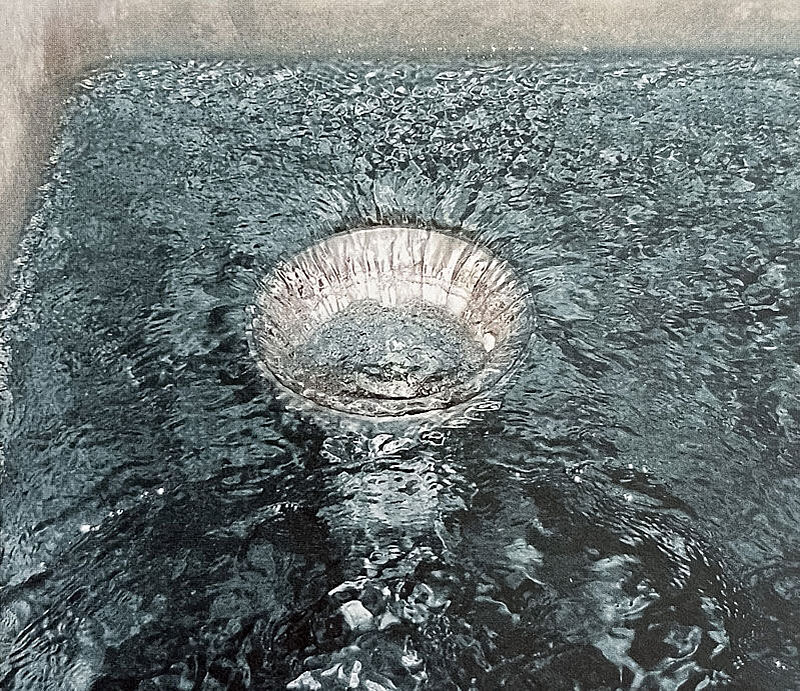 Wasserbecken mit einem Trichter in den das Wasser einläuft Wasserbecken mit einem Trichter in den das Wasser einläuft