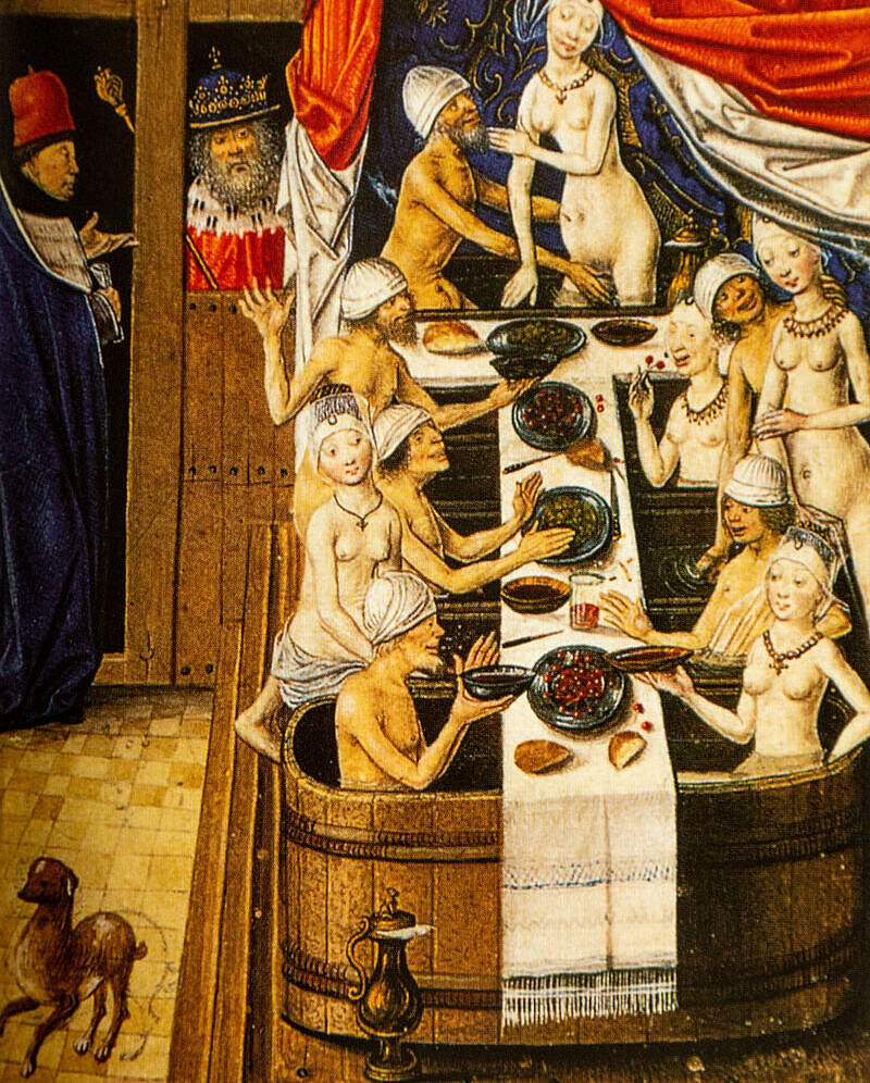 Frauen und Männer sitzen in Badezubern und genießen während dem Baden ihr Essen Frauen und Männer sitzen in Badezubern und genießen während dem Baden ihr Essen