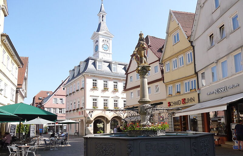 Blick auf den Marktplatz in Aalen mit Brunnen und Fachwerkhäusern Blick auf den Marktplatz in Aalen mit Brunnen und Fachwerkhäusern