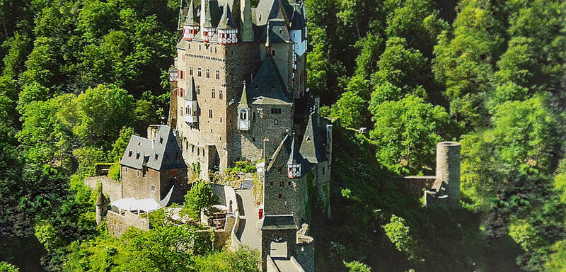 Eine Burg in grüner Waldumgebung Eine Burg in grüner Waldumgebung