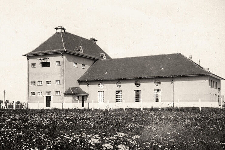 Altes schwarz-weiß Foto von einem großen Hof Altes schwarz-weiß Foto von einem großen Hof