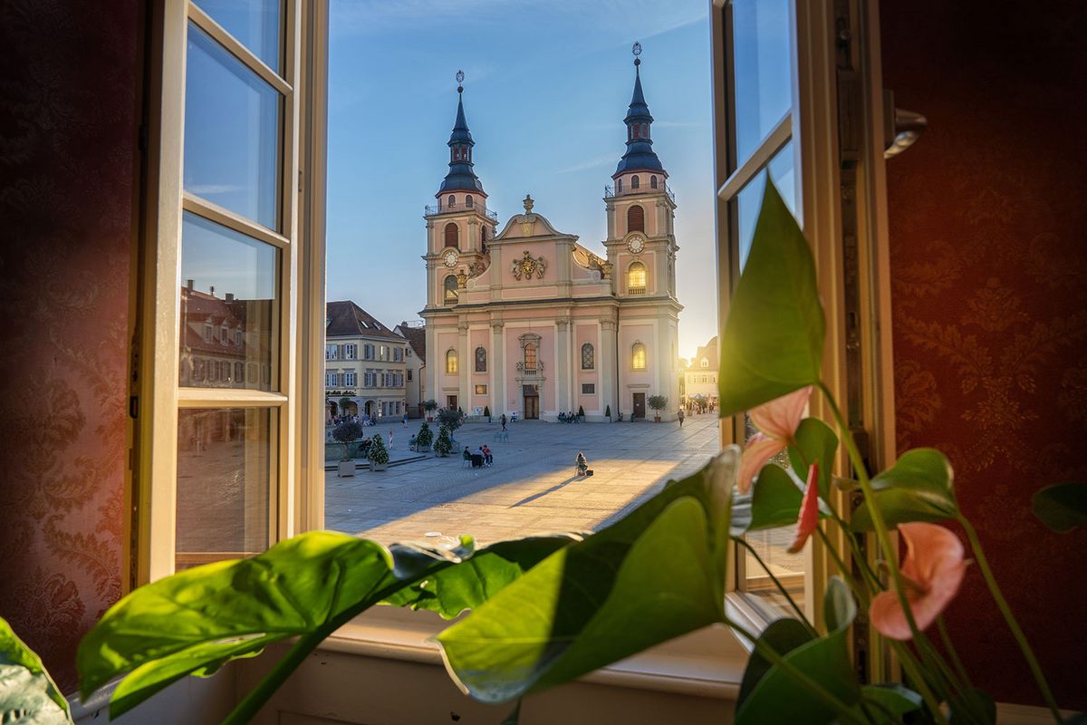 Blick auf den Ludwigsburger Marktplatz und die Evangelische Stadtkirche. Blick auf den Ludwigsburger Marktplatz und die Evangelische Stadtkirche. Foto: Martina Denker / Stuttgart Marketing GmbH