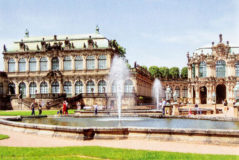 Brunnen mit Wasserspiel im Park