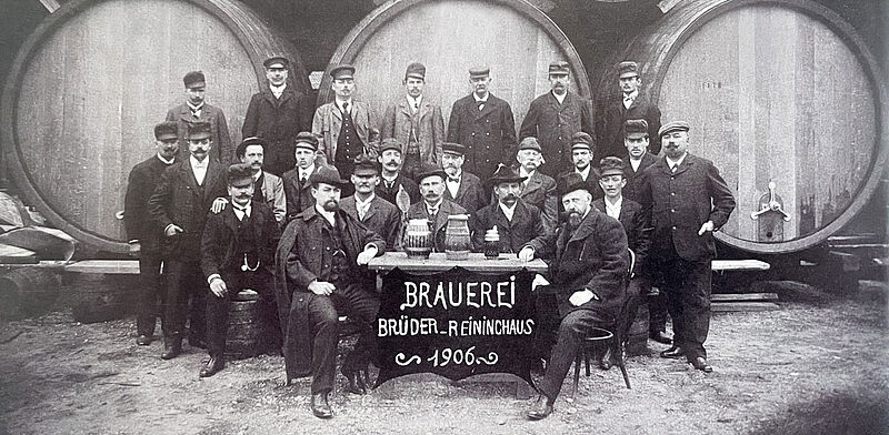 Gruppenfoto der Brauerei Brüder Reininchaus von 1906 vor großen Holzfässern Gruppenfoto der Brauerei Brüder Reininchaus von 1906 vor großen Holzfässern