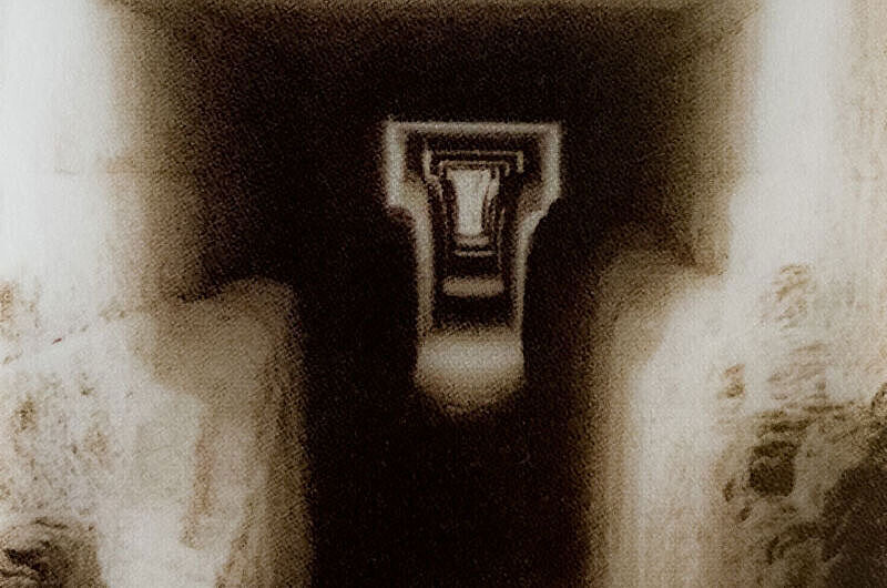 Blick in einen dunklen Schacht Blick in einen dunklen Schacht