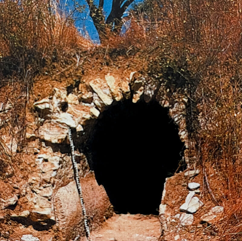 Ein steinerner Eingang in einen Tunnel Ein steinerner Eingang in einen Tunnel