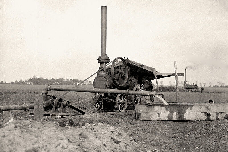 Maschinen auf dem Feld pumpen Wasser aus dem Boden Maschinen auf dem Feld pumpen Wasser aus dem Boden