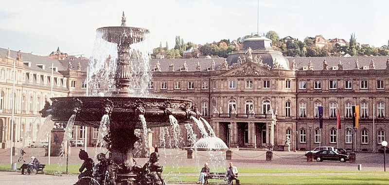 Stuttgarter Schlosspark mit Brunnen und Menschen auf Parkbänken Stuttgarter Schlosspark mit Brunnen und Menschen auf Parkbänken