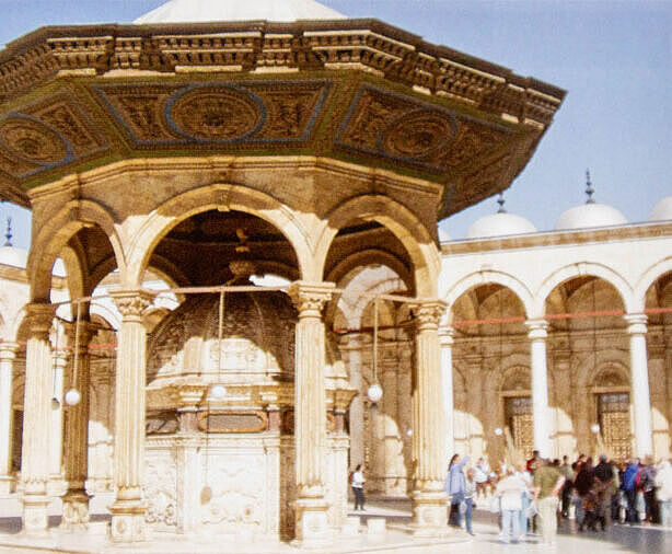 Waschbrunnen im Hof einer Moschee, viele Menschen haben sich angesammelt Waschbrunnen im Hof einer Moschee, viele Menschen haben sich angesammelt