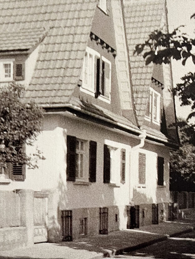 Zwei Häuser mit Zaun, Garten und Bäumen an einer Straße. Zwei Häuser mit Zaun, Garten und Bäumen an einer Straße.