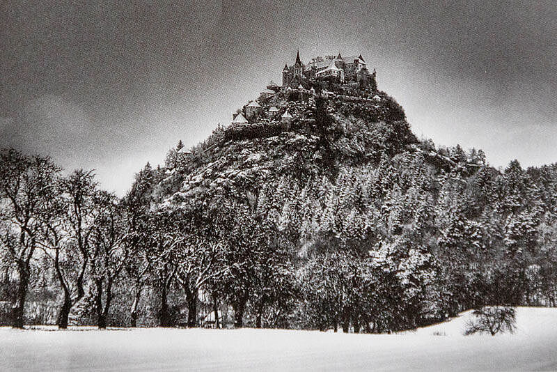 Schwarz-Weiß Fotografie von einer Burganlage auf einem Berg Schwarz-Weiß Fotografie von einer Burganlage auf einem Berg