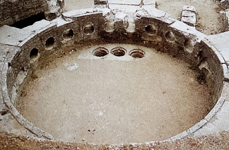 Steinernes Bauwerk mit großen Leitungen in verschiedene Richtungen Steinernes Bauwerk mit großen Leitungen in verschiedene Richtungen