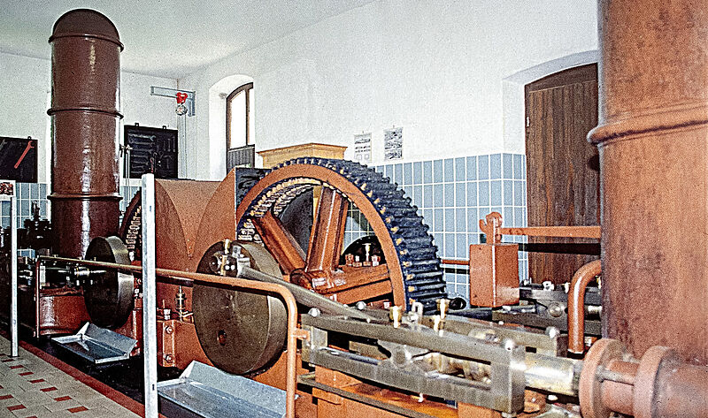 Abbildung einer alten Kolbenpumpe mit großen Rädern und Mechanik Abbildung einer alten Kolbenpumpe mit großen Rädern und Mechanik