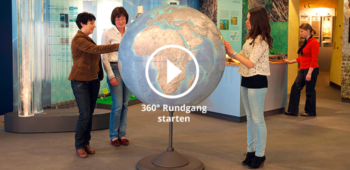 Besucher in der Ausstellung „Erlebniswelt Grundwasser“, 360Grad Rundgang starten