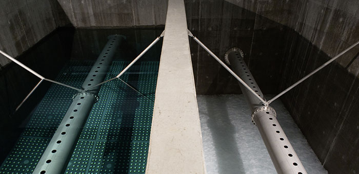 Zwei Becken der Grundwasserfilteranlage mit Wasserzuläufen im Wasserwerk Langenau