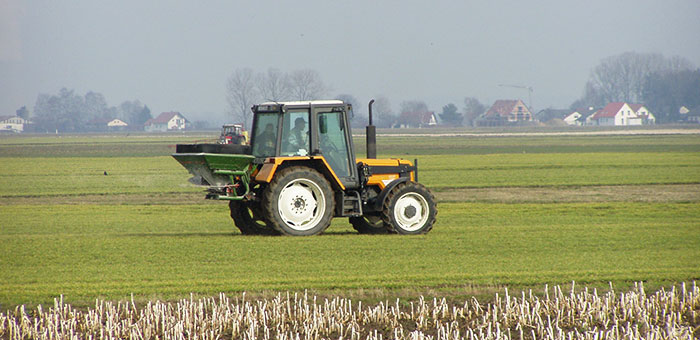 Traktor bringt Dünger aus Traktor bringt Dünger aus