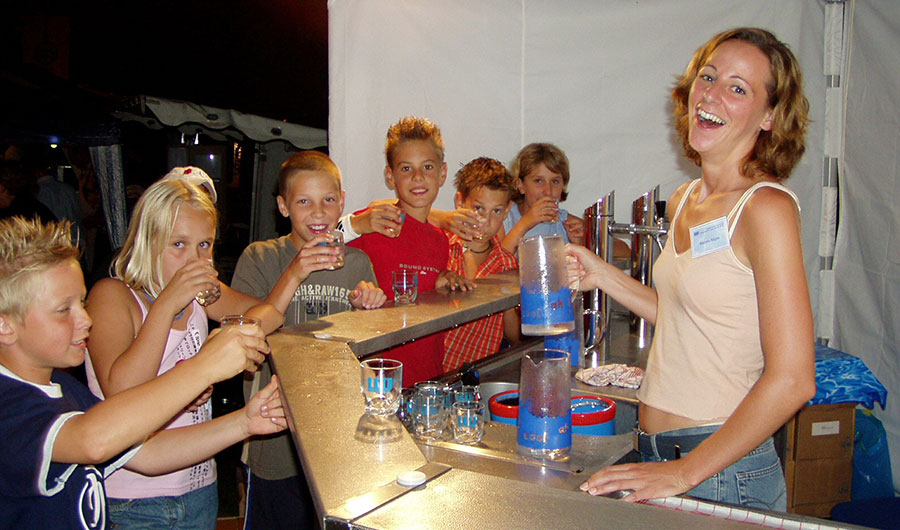 Kindergruppe an der Trinkwasserbar