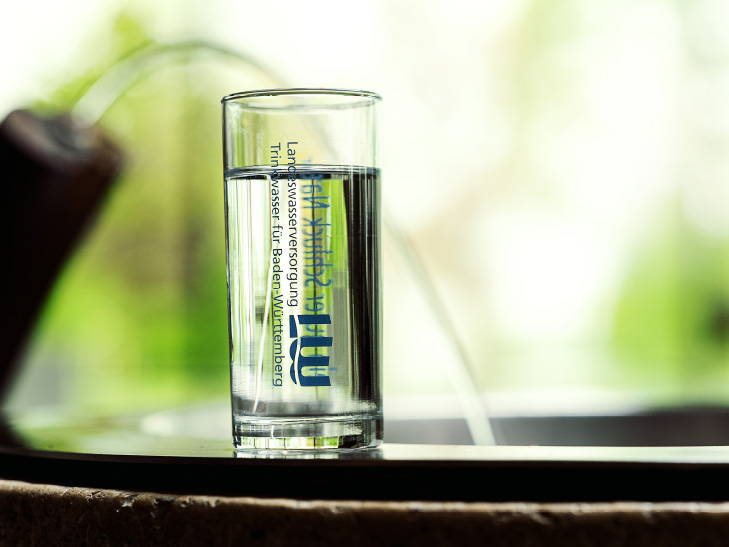 Trinkwasser im Glas der Landeswasserversorgung