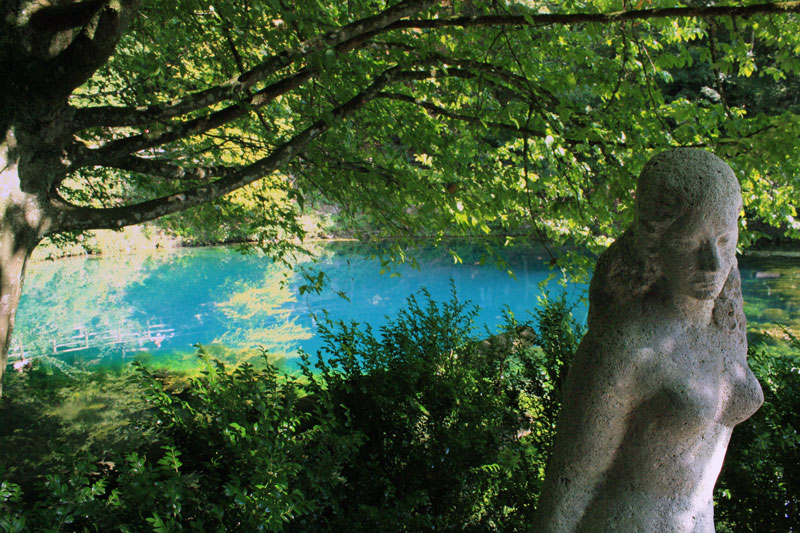 Statue der Schönen Lau am Blautopf in Blaubeuren Statue der Schönen Lau am Blautopf in Blaubeuren