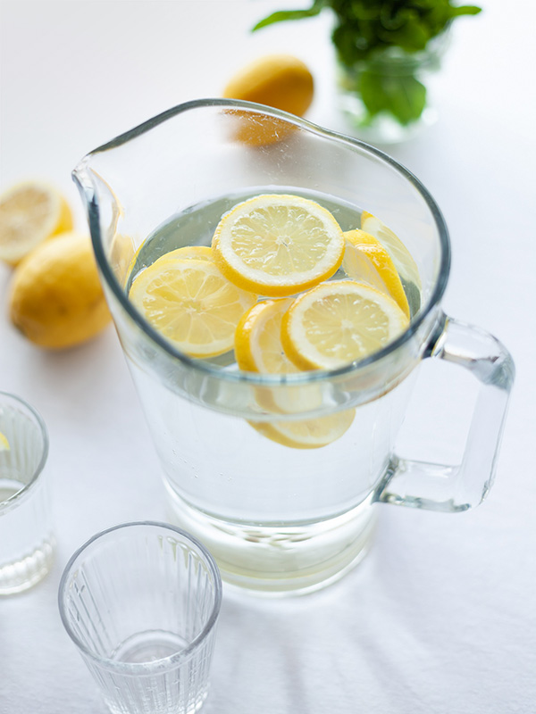 Wasser Karaffe mit Zitronen Wasser Karaffe mit Zitronen