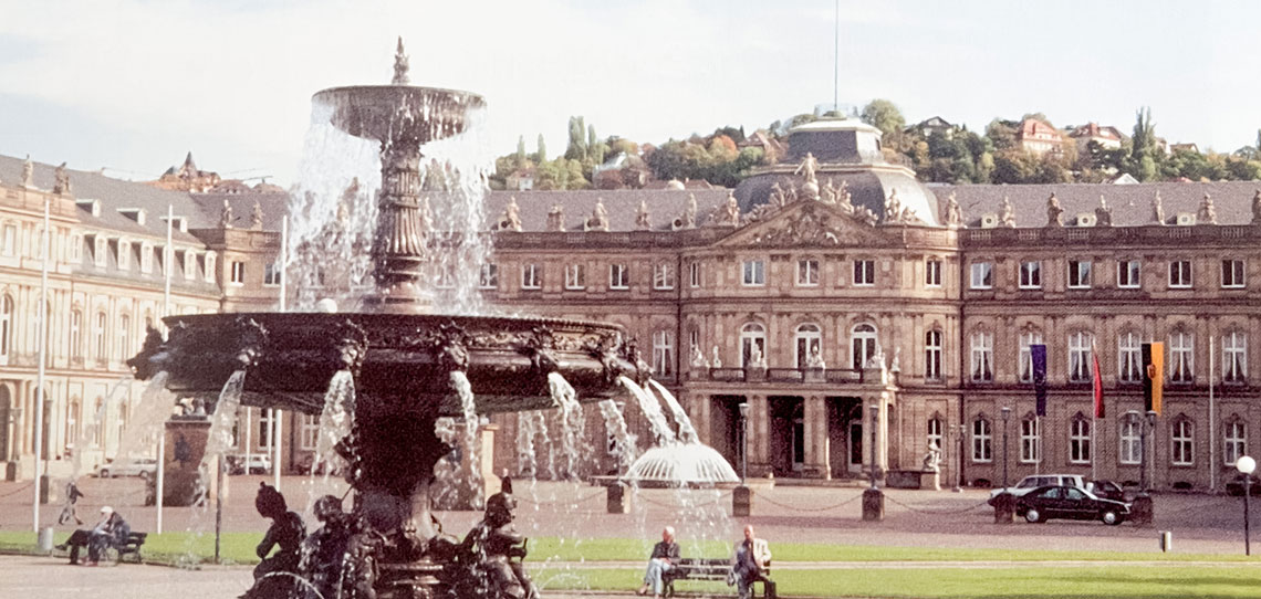 Stuttgarter Schlosspark mit Brunnen und Menschen auf Parkbänken Stuttgarter Schlosspark mit Brunnen und Menschen auf Parkbänken