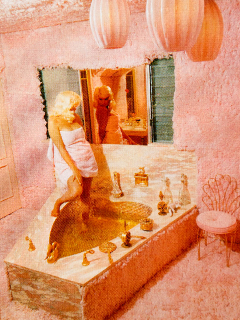 Ein ganz in rosa gehaltenes Badezimmer mit einer Badewanne in Herzform Ein ganz in rosa gehaltenes Badezimmer mit einer Badewanne in Herzform