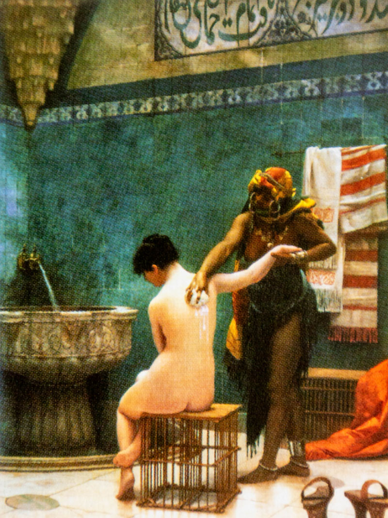 Eine Frau sitzt in einem orientalischen Hammam auf einem Hocker und ihr Rücken wird gewaschen Eine Frau sitzt in einem orientalischen Hammam auf einem Hocker und ihr Rücken wird gewaschen