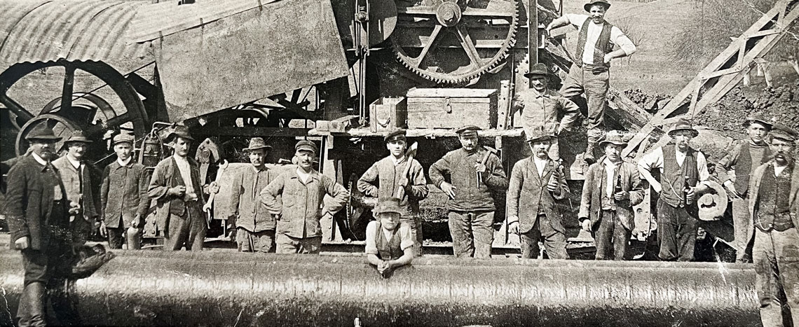Handarbeit prägte den Fernleitungsbau im Jahr 1915 Handarbeit prägte den Fernleitungsbau im Jahr 1915