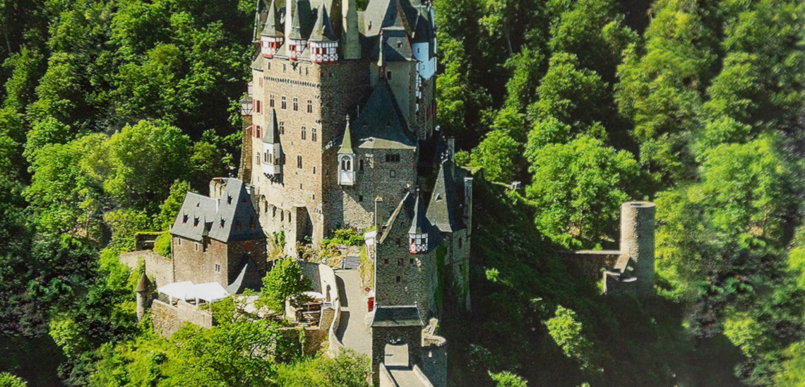 Eine Burg in grüner Waldumgebung Eine Burg in grüner Waldumgebung