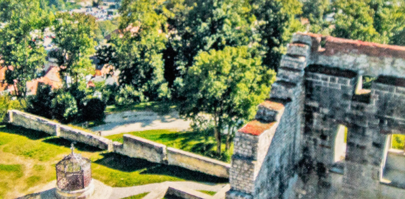 Burggemäuer mit Burgbrunnen Burggemäuer mit Burgbrunnen