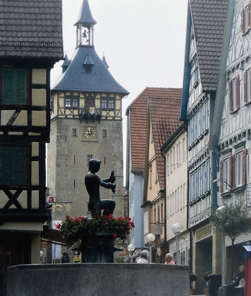 Blick auf den Marktbrunnen und die Altstadt von Marbach. Blick auf den Marktbrunnen und die Altstadt von Marbach.