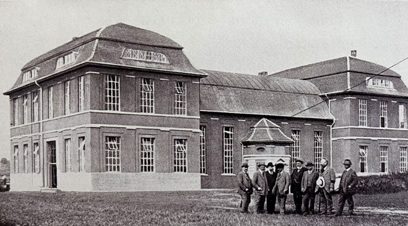 Altes Foto vom Gebäude des Wasserwerks Niederstrozingen, davor einige Männer in Anzügen.