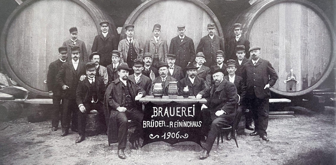 Gruppenfoto der Brauerei Brüder Reininchaus von 1906 vor großen Holzfässern Gruppenfoto der Brauerei Brüder Reininchaus von 1906 vor großen Holzfässern