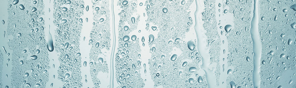 Glasfläche mit abperlenden Wassertropfen Glasfläche mit abperlenden Wassertropfen