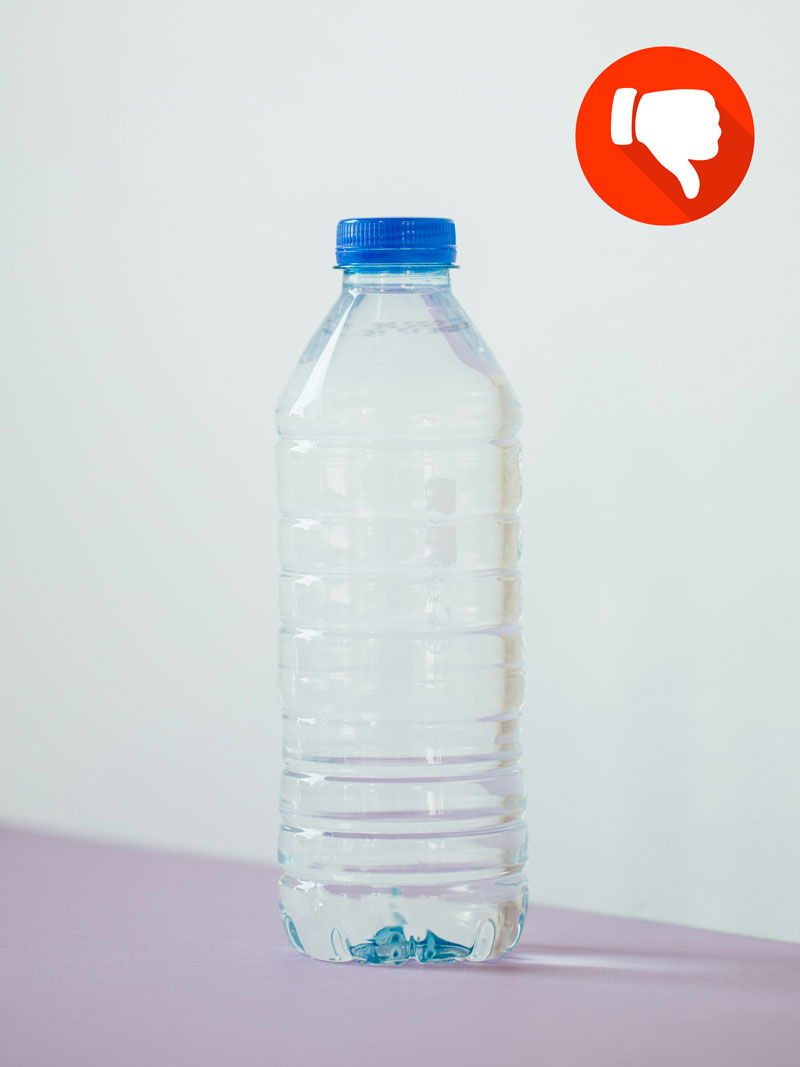 Eine Plastikflache Wasser steht auf einem Tisch - Daumen runter