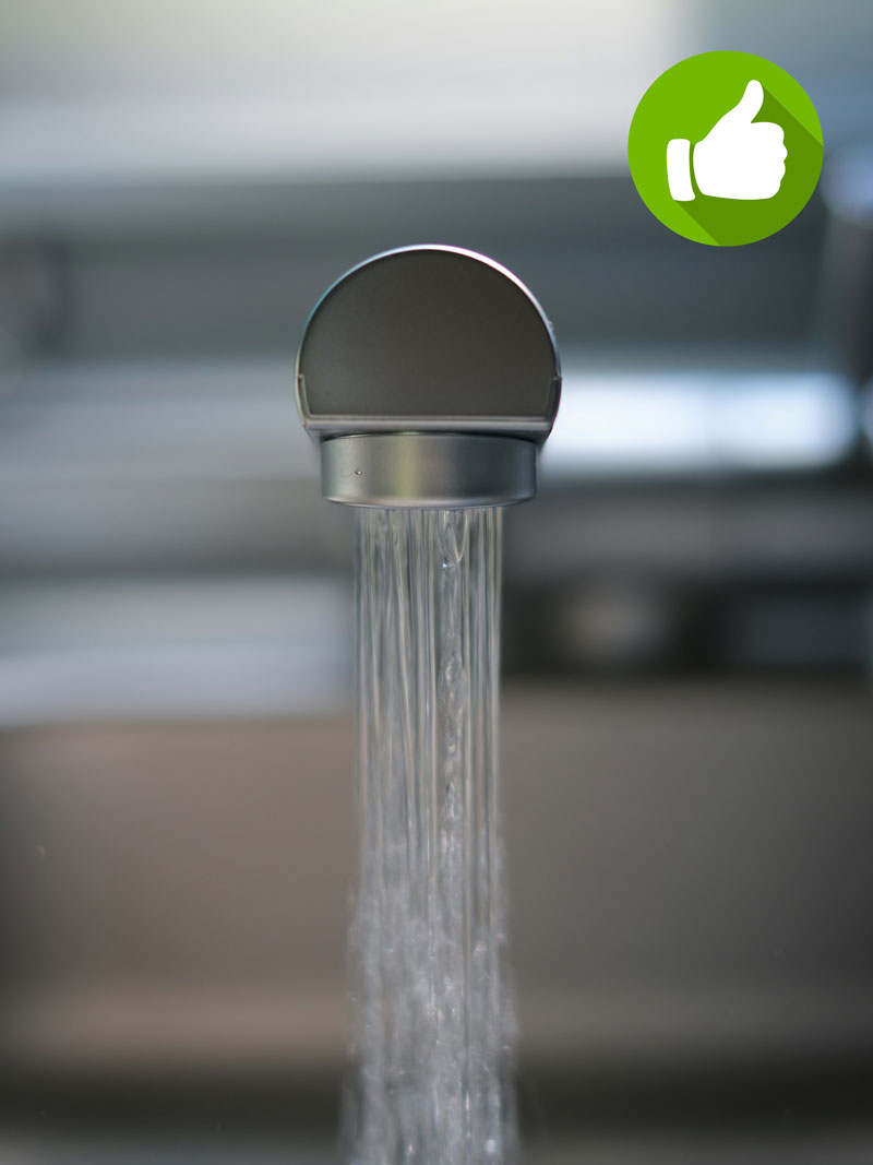 Aus einem Wasserhahn fließt Wasser - Daumen hoch